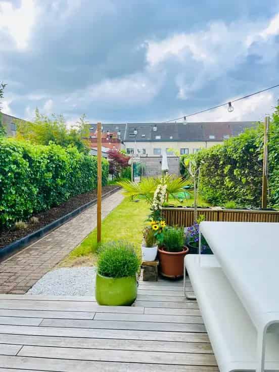 Gerenoveerde woning met tuin en autostaanplaats