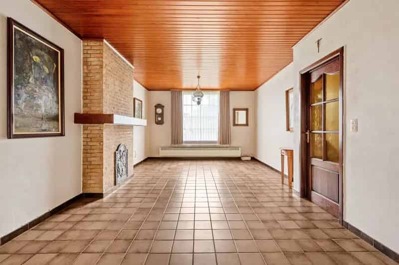 Te renoveren woning met magazijn en ruime tuin