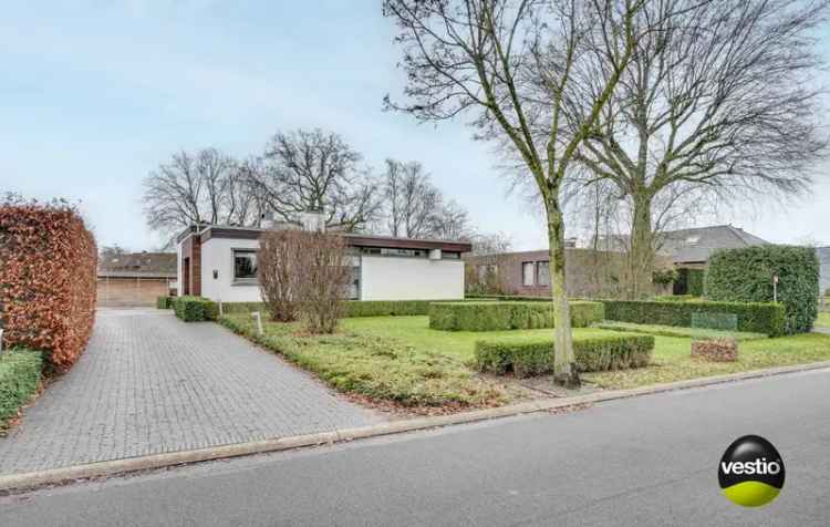 MODERNE, GERENOVEERDE BUNGALOW OP 17,34 ARE