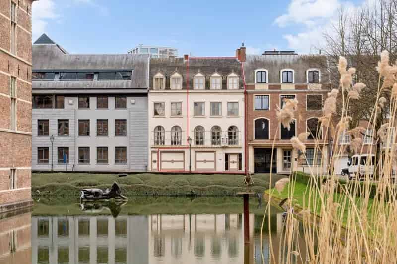 Herenhuis Antwerpen: Gerenoveerd met Stadstuin en 4 slaapkamers