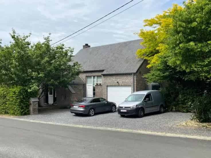 Ruime Villa Te Koop met Garage en Tuin