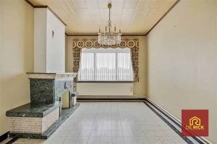 Huis Te Koop Mere: Charmante Woning met Ruime Hangaars