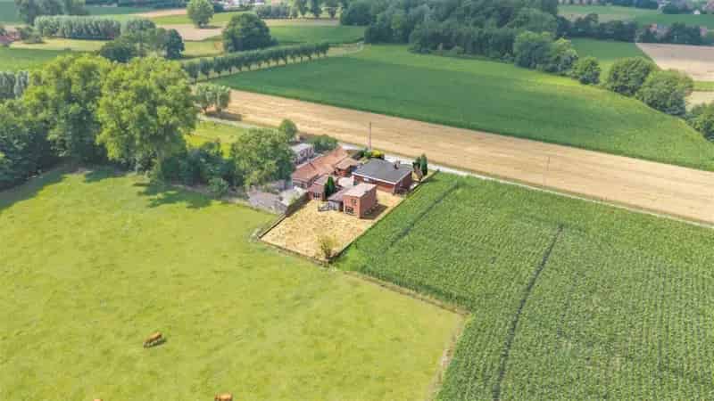 Vrijstaande woning met bijgebouwen te Aarsele