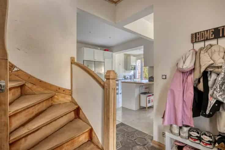 Huis Te Koop Zellik: Instapklare 3-Gevelwoning met Garage en Tuin