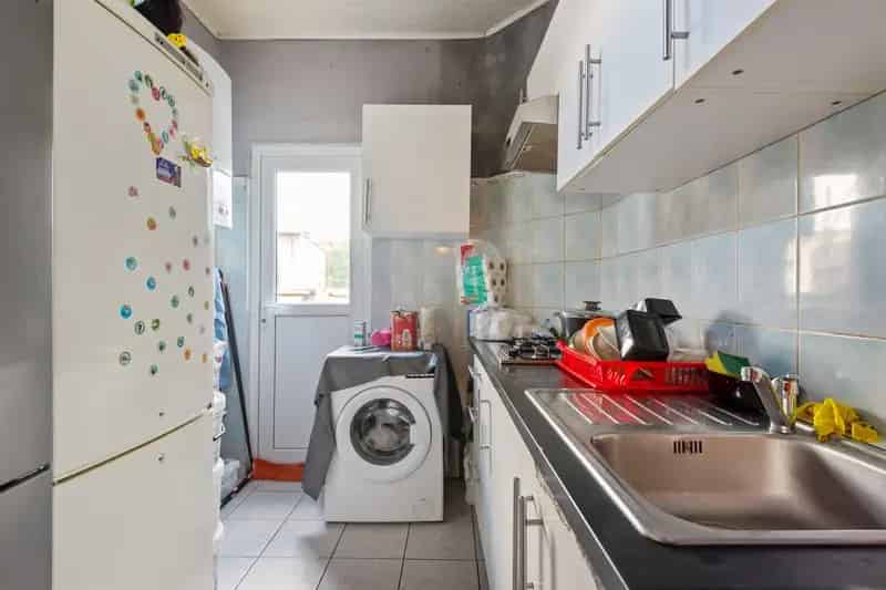 Te renoveren Opbrengsteigendom Antwerpen: Handelsruimte Studio 3 Appartementen