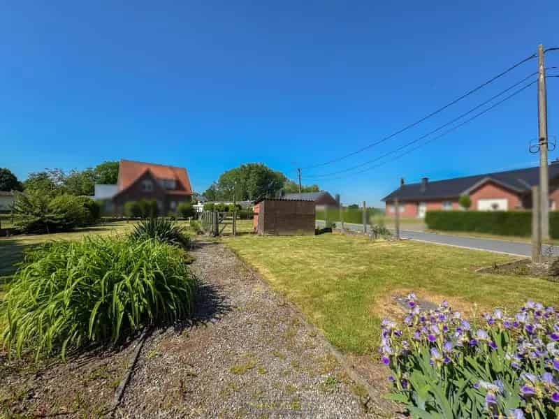 Te renoveren hoekwoning met grote tuin te Horebeke