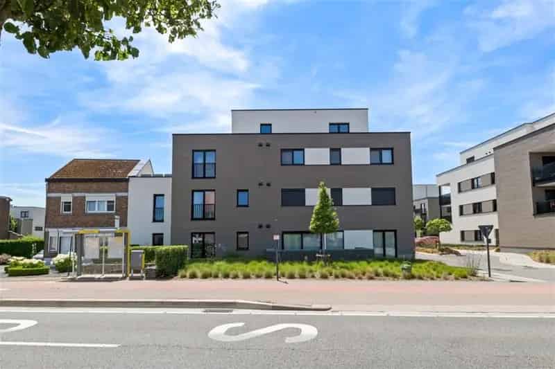 Appartement te koop Sint-Truiden: Centraal gelegen met terras en garage