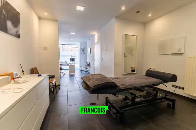 Goed gelegen handelshuis met verhuurd duplex appartement te koop nabij centrum Oudenaarde!