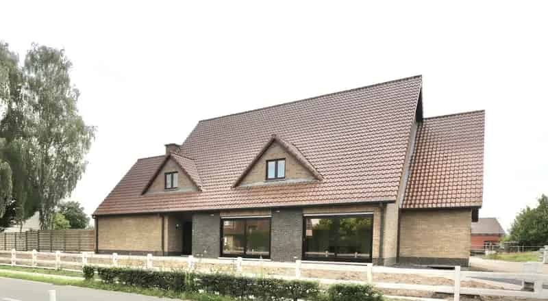 Ruime Villa te Koop 4 slaapkamers grote tuin 2 garages