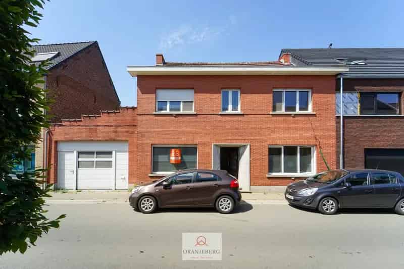 Te renoveren rijwoning met werkplaats garage en tuin 591m²