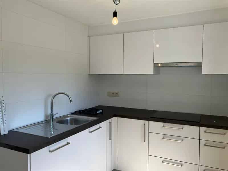 Geroveerde Bel-étagewoning met tuin in groene omgeving