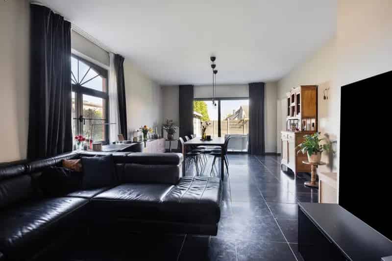 Gelijkvloersappartement met Terras en Tuin te Huur
