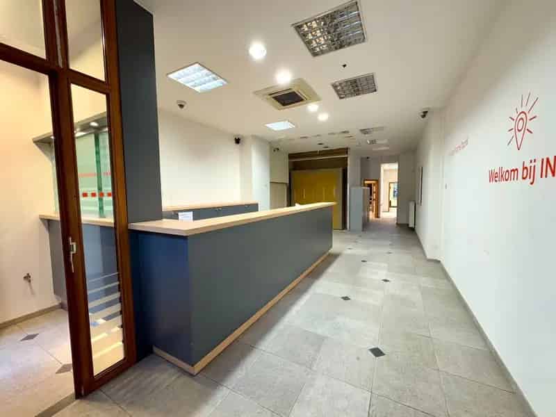 Ruim Kantoor met Diverse Bureaus  Mogelijkheid tot Wonen