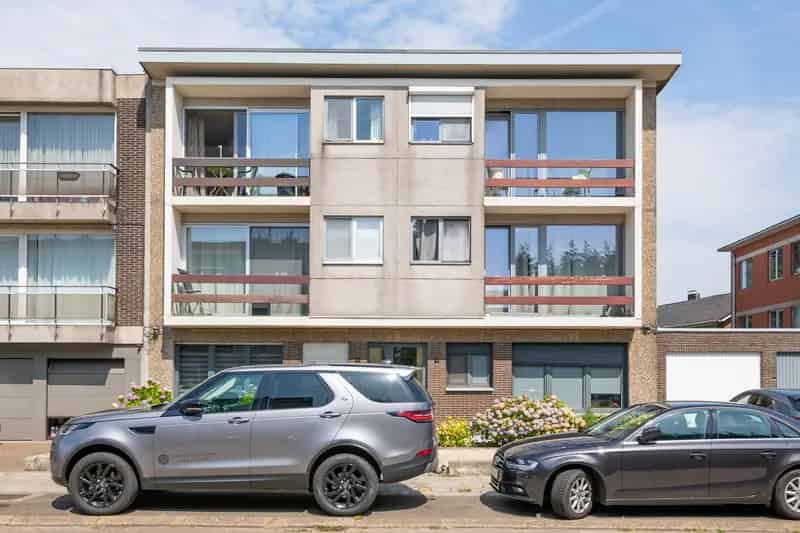Appartement te koop Kapellen: 2 slaapkamers, garage, op te frissen