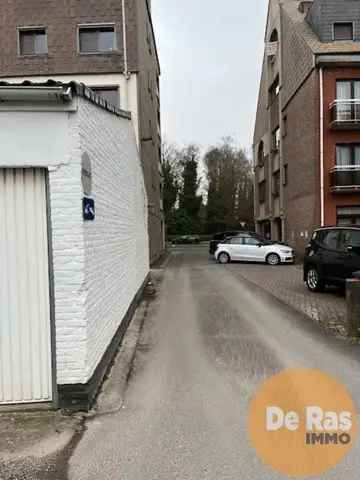 Koop garagebox in Aalst met gesloten structuur en goede ligging