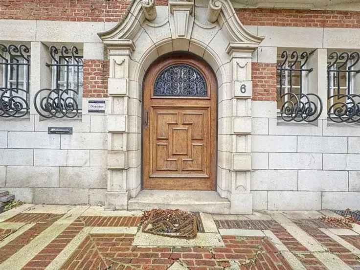 Herenhuis te koop in Brussel met elegante afwerking en ruime parkeergelegenheid