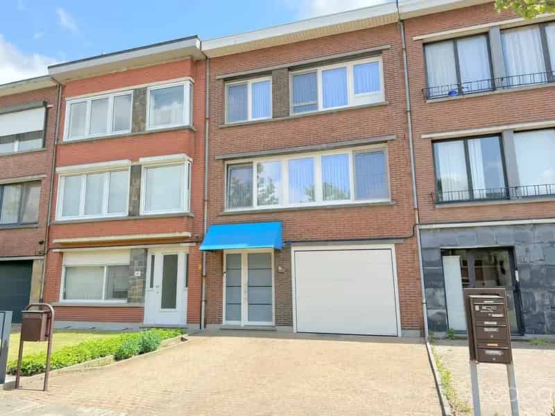 Huis te Huur Merksem: Instapklare Gezinswoning 188m2 met Tuin en Garage
