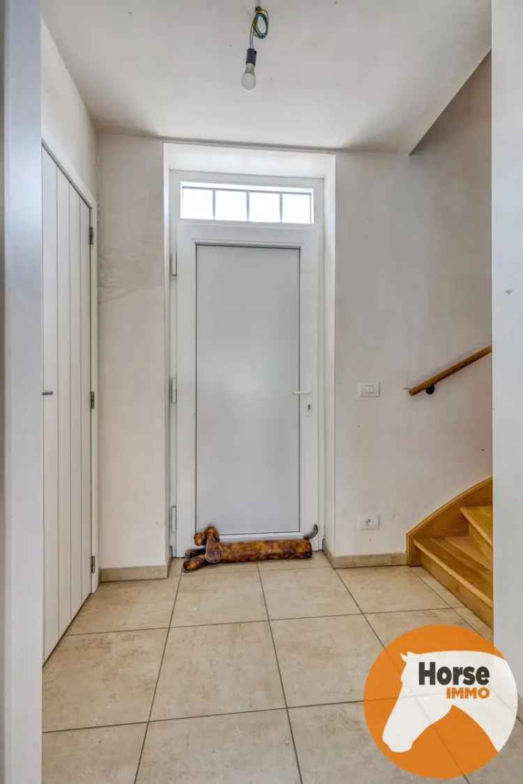 Huis te koop Torhout: Moderne HOB met Paardenstallen