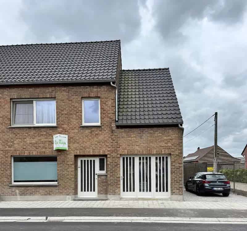 Halfopen bebouwing met 3 slaapkamers en een garage te Koekelare