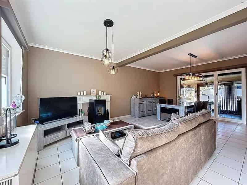 Open Bebouwing 2 Slaapkamers Garage 677m²