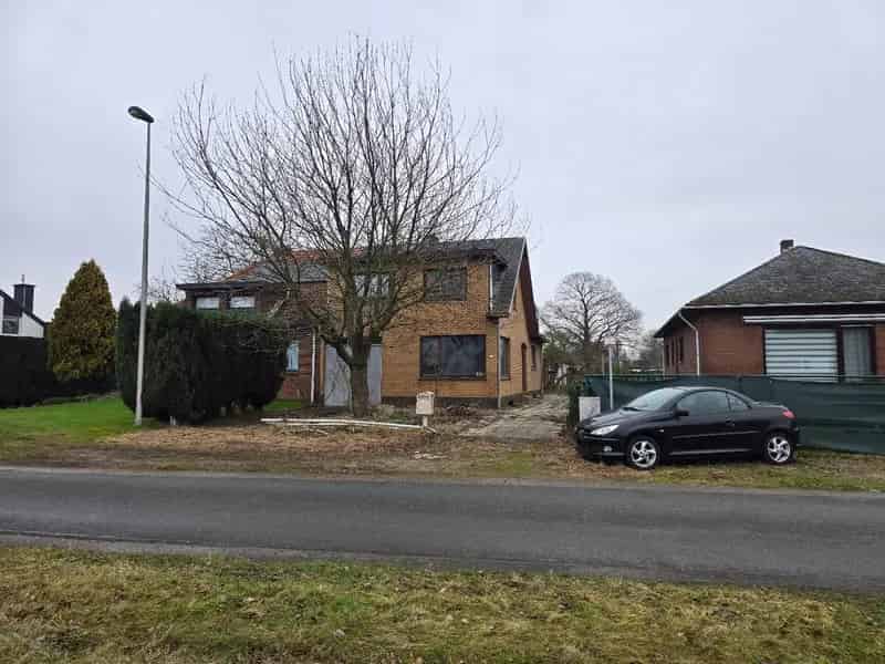 Huis te koop Genk: 4 slaapkamers, tuin, 3 garages, te renoveren