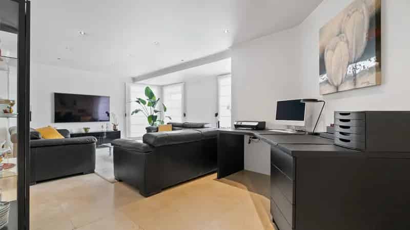 Gelijkvloerse woning met zwembad