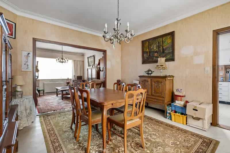 Te renoveren woning met magazijn in Lint