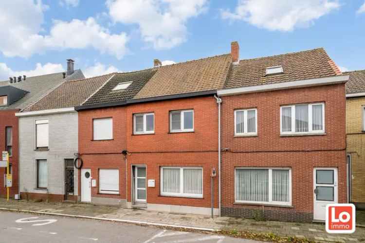 VERKOCHT! Te renoveren gesloten woning met afzonderlijke garage op een toplocatie nabij het centrum van Oostakker.