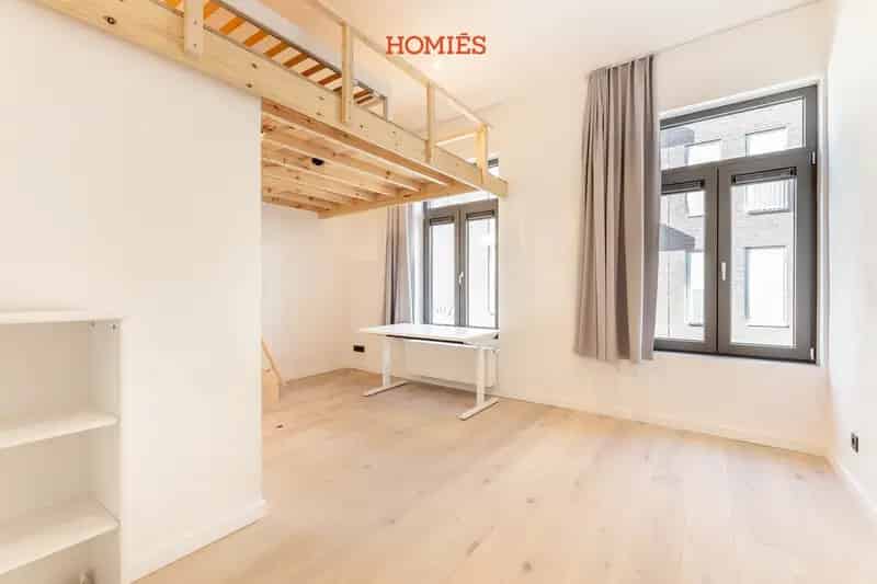 7 Kamer Gebouw met Eigen Sanitair 2 Studio's