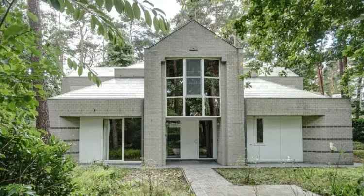 Ruime moderne villa van 350m² op 15 are