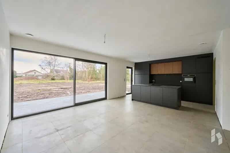 Moderne BEN woning te huur 3 slaapkamers 980m²