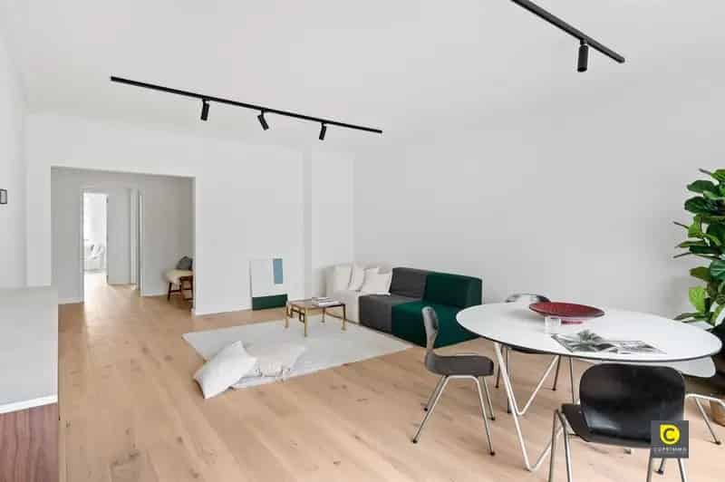 Gerenoveerd 2 Slaapkamer Appartement met Terras te Huur