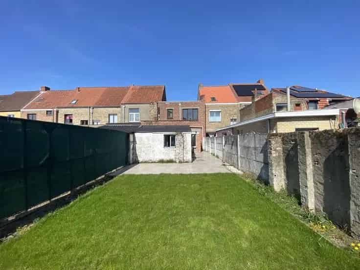 Huis Te Koop Sint-Kruis: Op te frissen woning - Ideaal starterswoning