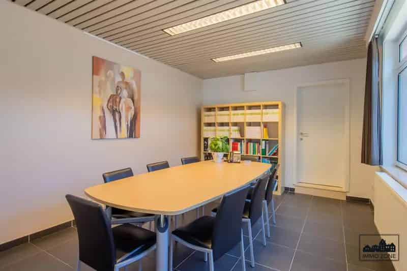 Gunstig gelegen ruim kantorencomplex met parking