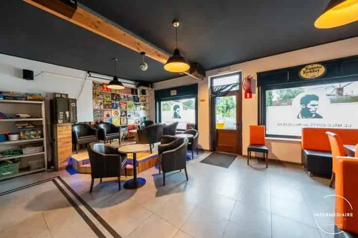 Huis Te Koop met Commerciële Ruimte en Duplex