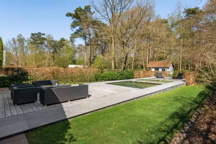 Luxueuze Gelijkvloerse Villa Te Koop met Zwemvijver