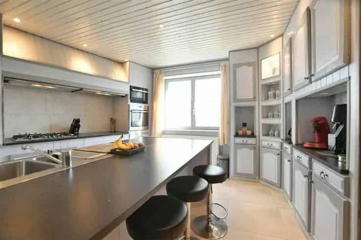 Ruim Huis Te Koop met 5 slaapkamers en Tuin