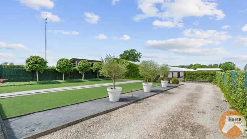 Huis te koop in Schaffen: Charmante woning met grote loodsen