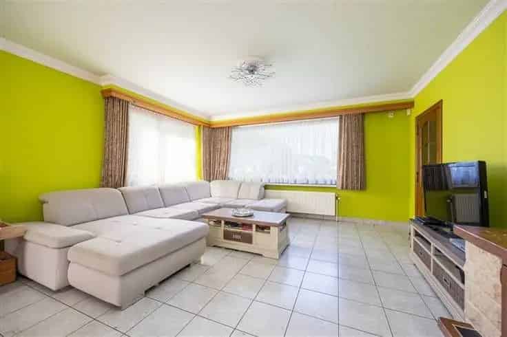 Ruime Villa met Bijgebouw te Koop