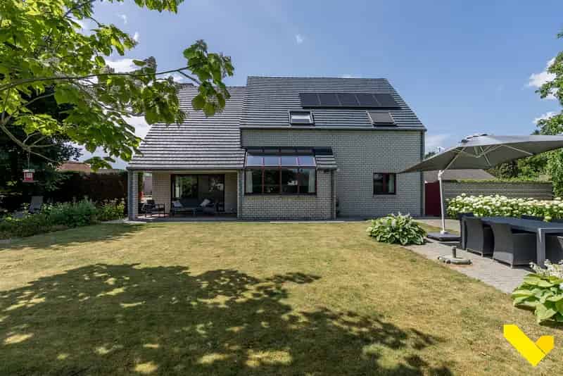 Ruime gezinswoning met zwembad en dubbele garage te koop