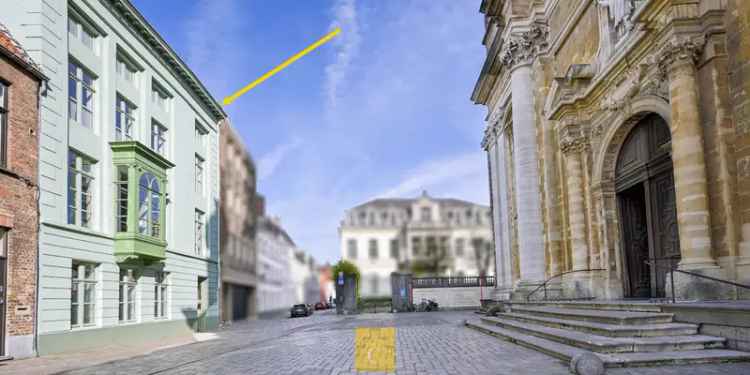Herenwoning Sint-Maartensplein: Charmant Breedhuis met Dakterras