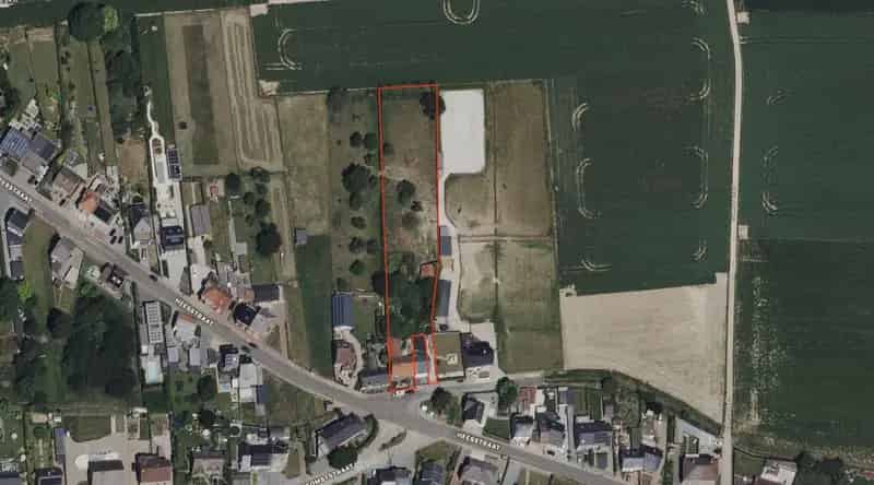 Royale woning met atelier en paardenweide 34a 88ca