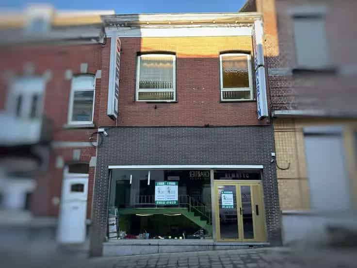 Huis Te Koop: Woning met Commerciële Ruimte en Zolder