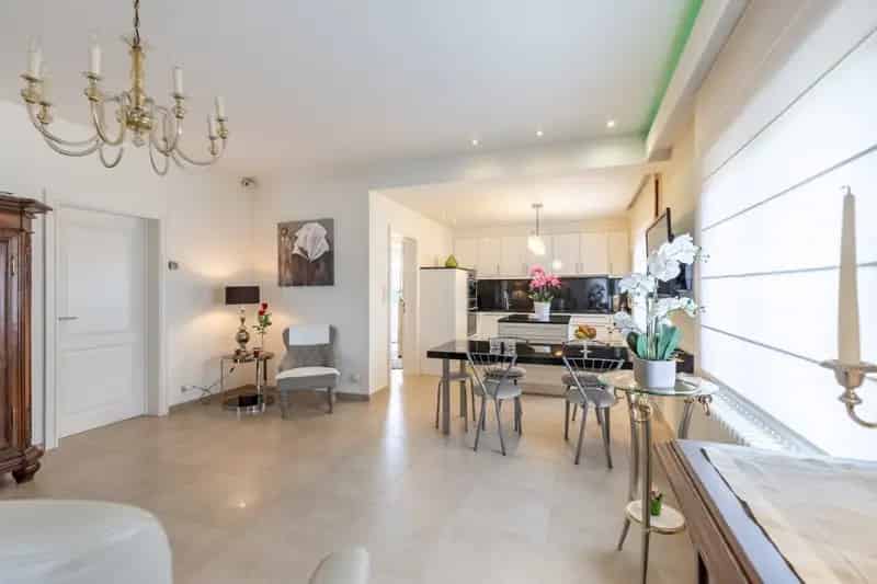 Ruime woning met garage en tuin te Borgloon