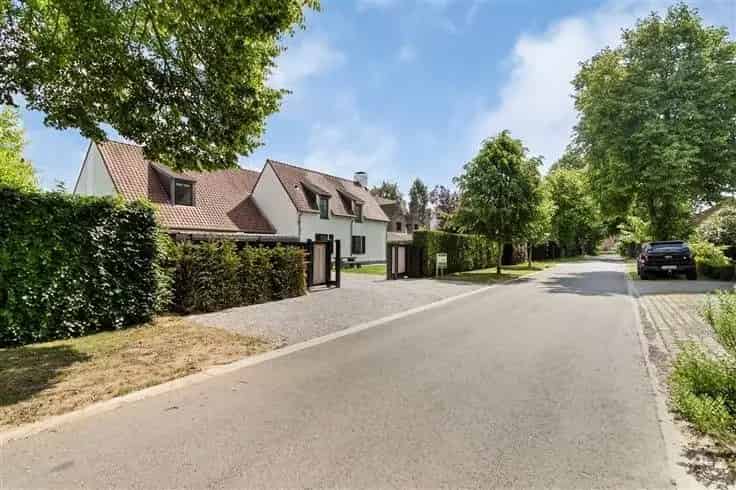 Huis Te Koop Sint-Martens-Latem: Gerenoveerde Villa met 4 slaapkamers en Zwembad