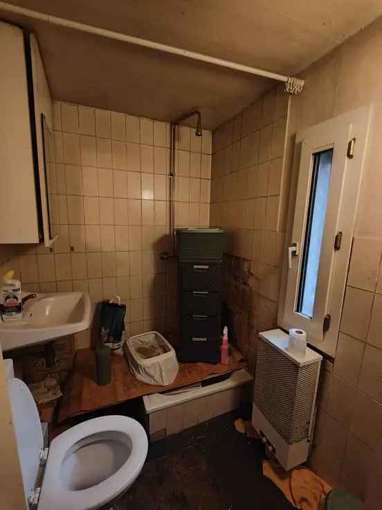 Huis te koop in Etterbeek met renovatie potentieel en ruime kamers