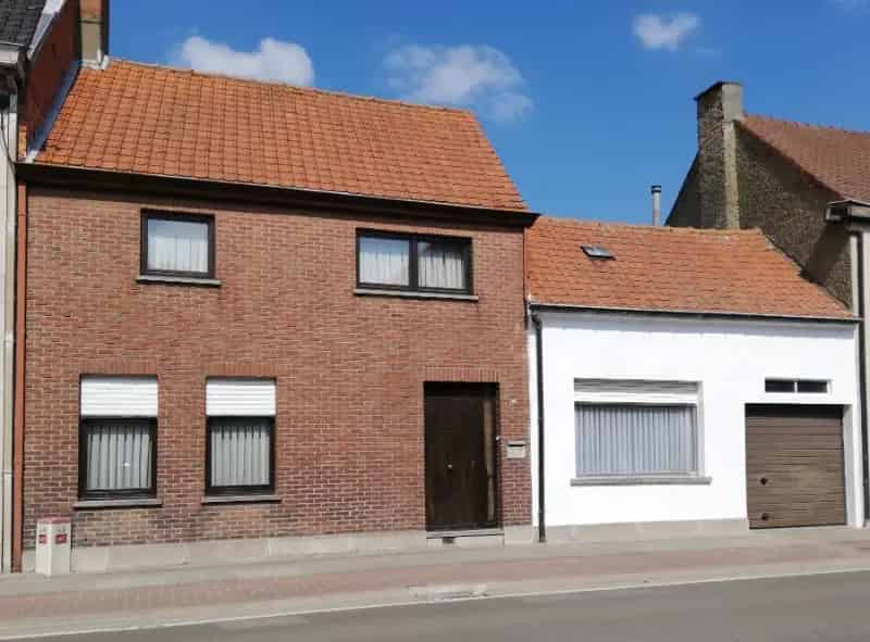 Huis te huur St-Pauwels: Ruime te renoveren woning met garage