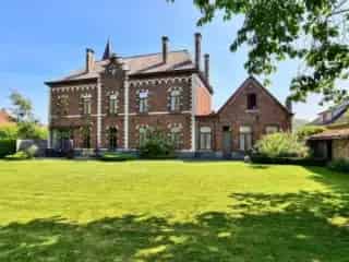 Herenhuis te koop - Ruim landhuis met praktijk en appartement