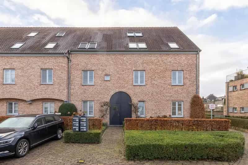 Instapklaar Appartement met Zonnig Terras en Garage