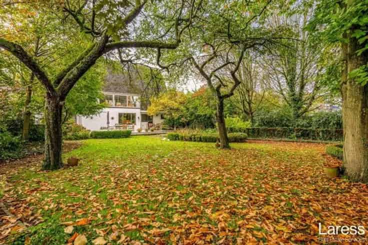 Ruime Villa te Koop in Vorst met Mogelijkheden voor Gezinnen en Vrij Beroep